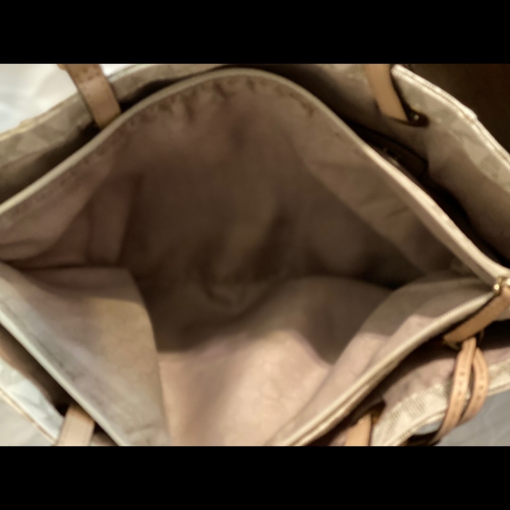 Michael Kors monogram shoulder bag. - Picture 2 of 8